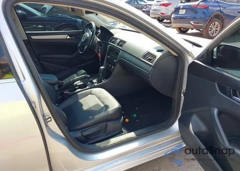 2014 Volkswagen Passat 1.8T Wolfsburg Edition z USA, uszkodzony, nr VIN 1VWAS7A35EC050329